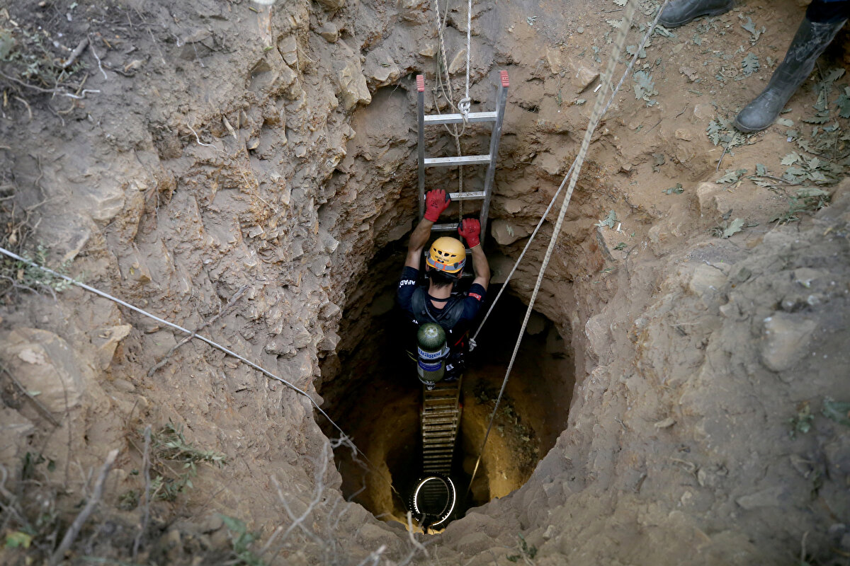 Jandarma ekipleri bölgede kaçak kazı yaptıkları iddia edilen 8 kişiyi gözaltına aldı. 