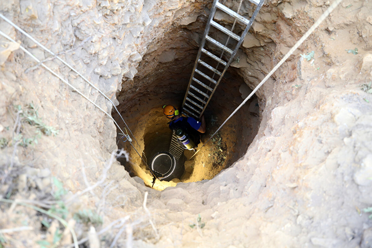 Merdiven ve halat yardımıyla kuyuya inen ekiplerin çıkardığı 2 kişi sağlık ekiplerince hastaneye götürülürken, E.Ç'nin (38) hayatını kaybettiği belirlendi.<br><br><br><br><br>