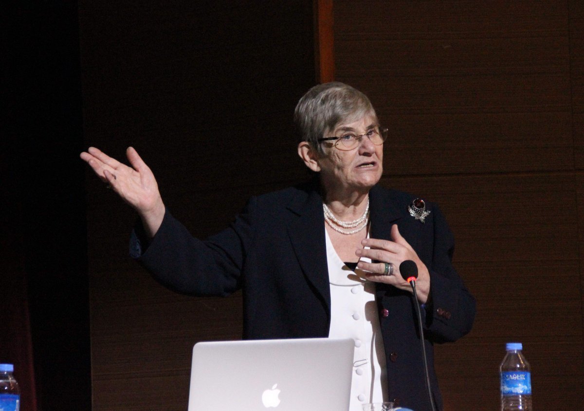 MUTFAĞINIZDA VARSA DİKKAT<br><br>Prof. Dr. Canan Karatay, "Biz evde sünger kullanmıyoruz, bez kullanıyoruz, bezi sürekli yıkıyoruz.