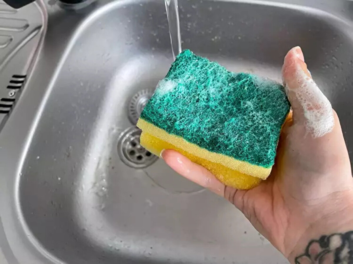 Bulaşık süngerlerindeki mikroplar çok sıcak suda ölür. Sıcak suda ne bakteri kalır ne virüs. Deterjan öldürmez, sıcak su öldürür. Bu konulara dikkat edilmeli, daha bulaşık süngeri kullanılıyorsa sık sık yenilenmeli" sözleriyle önemli bir uyarıda bulundu.