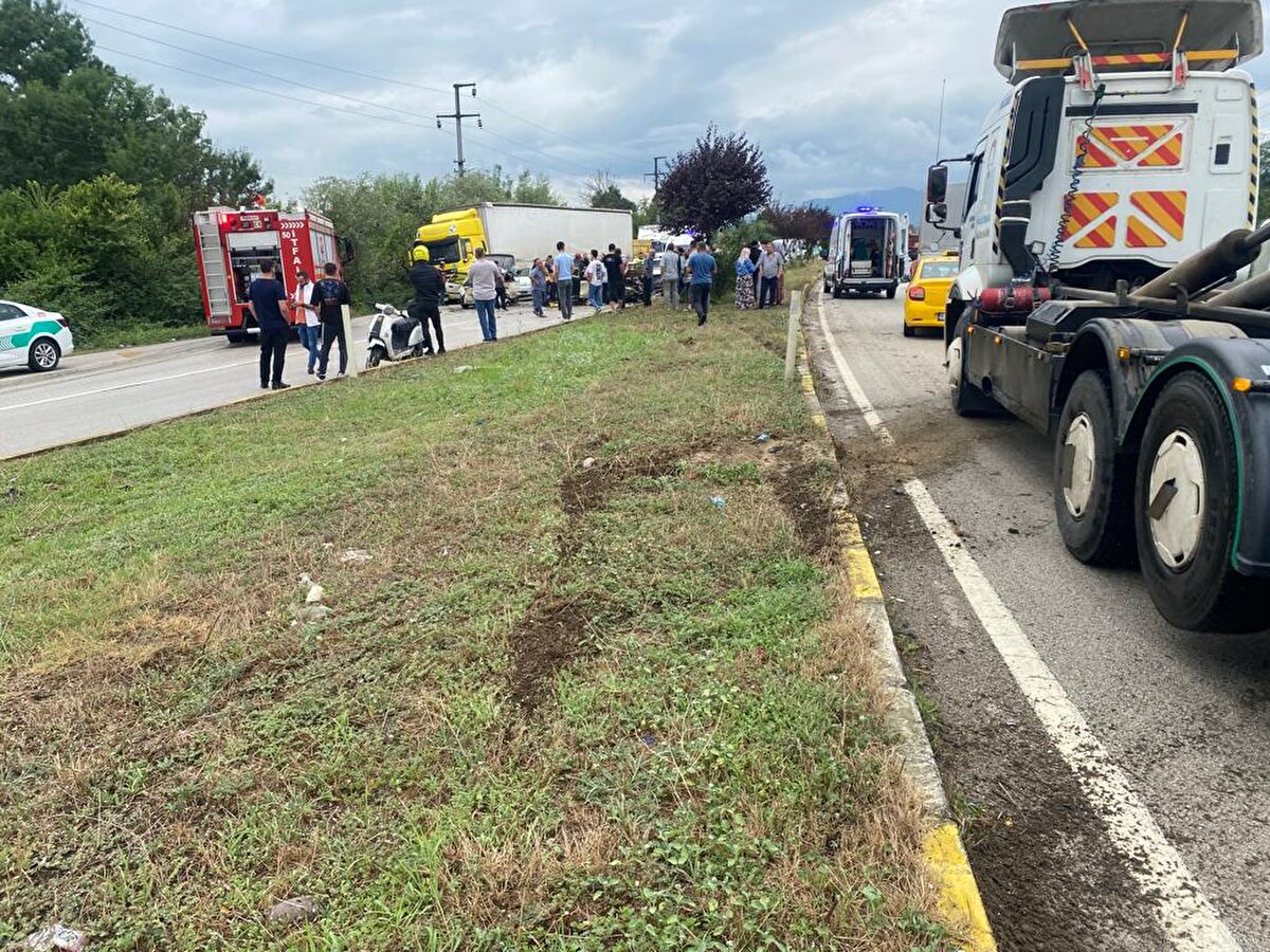 Kazada, 3 araç sürücüsü de yaralandı. İhbar üzerine kaza yerine sağlık, polis ve itfaiye ekipleri sevk edildi. 