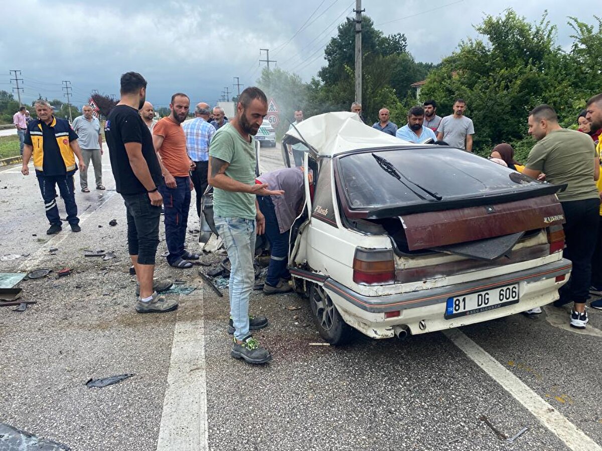  Refüjü aşarak karşı şeride geçen otomobil, önce Tuncay Aydoğdu idaresindeki 81 DG 606 plakalı, ardından da Arif Şallı yönetimindeki 53 DR 968 plakalı otomobillere çarptı. 