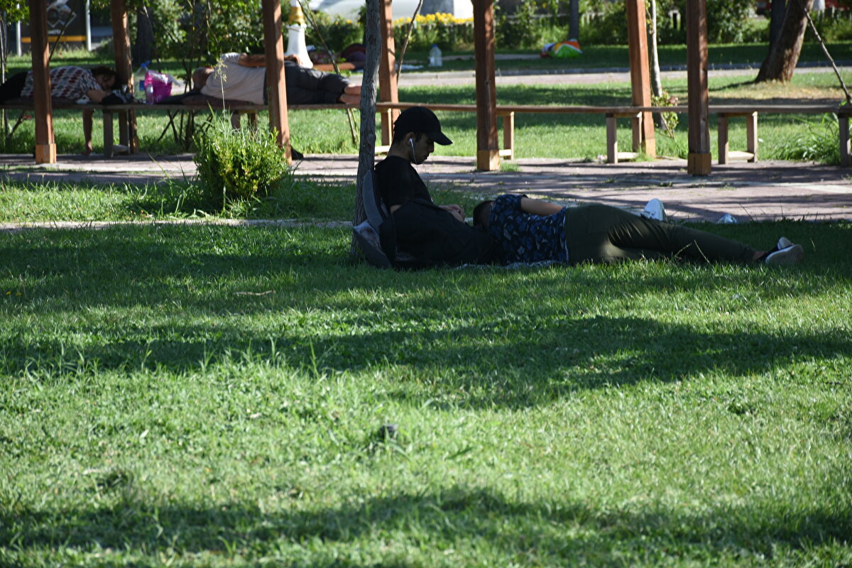 Sağlık Bakanı Fahrettin Koca, depremde Malatya'da 22, Adıyaman'da 1 kişi olmak üzere 23 vatandaşımız düşme veya yüksekten atlama sonucu yaralanmıştır." bilgisini paylaştı.<br><br>Koca, sosyal medya hesabından yaptığı açıklamada, "Depremden etkilenen bölge için Malatya'dan 14 ambulans ve 3 UMKE timi, Adıyaman'dan 3 UMKE timi, Kahramanmaraş'tan 2 ambulans ve 1 UMKE timi, Diyarbakır'dan 5 ambulans olmak üzere, toplam 21 ambulans ve 7 UMKE timi görevlendirmesi yapıldığını aktaran Koca, "Hastalarımızın tedavileri devam etmektedir. Halkımıza tekrar geçmiş olsun dileklerimi sunuyorum." ifadelerini kullandı.