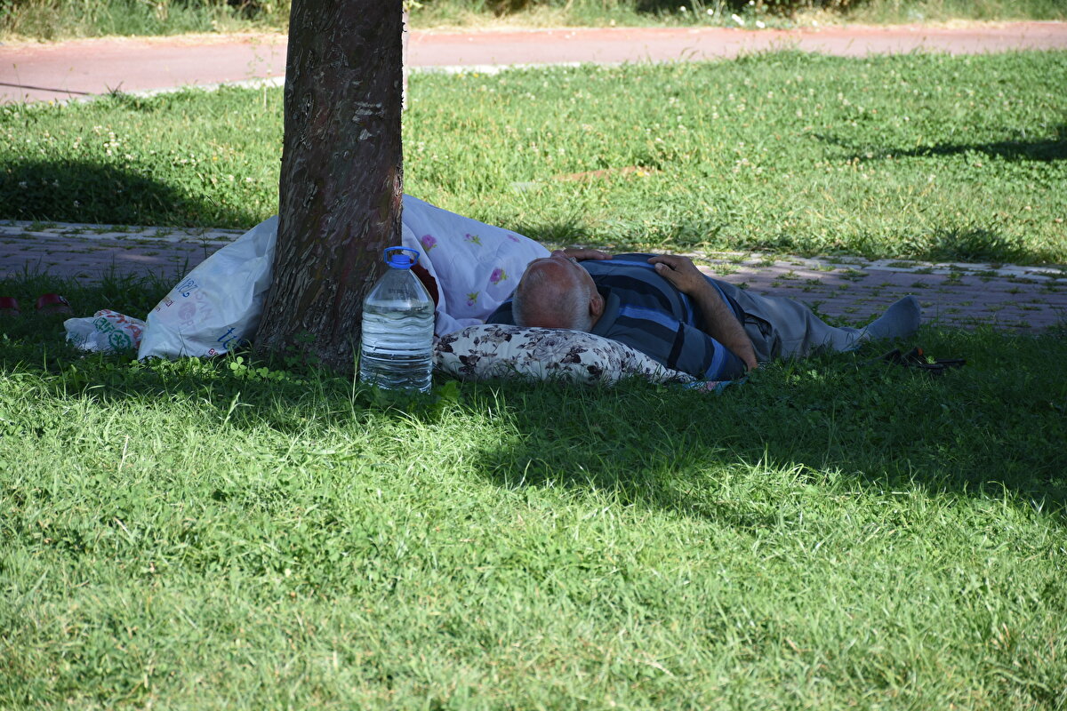 Malatya Valisi Hulusi Şahin, tüm Malatyalılara geçmiş olsun dileklerini ileterek, "Şu ana kadar Battalgazi ilçesindeki 1 metruk binada yıkım oldu. Sokaktan geçen 1 çocuğun ayağı kırıldı ve hastaneye intikal ettirildi. Birkaç tane de balkondan atlama vakası mevcut." açıklamasında bulundu.
