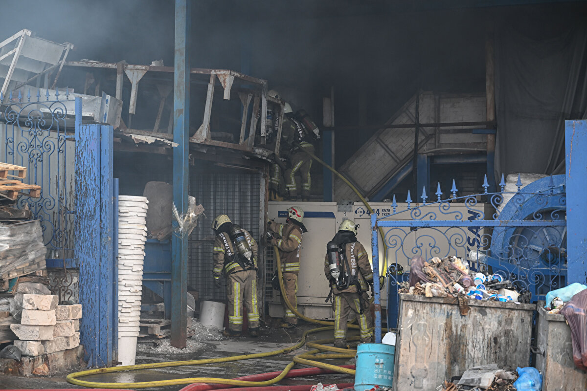 Ekiplerin yangına müdahalesi sürüyor.<br><br>