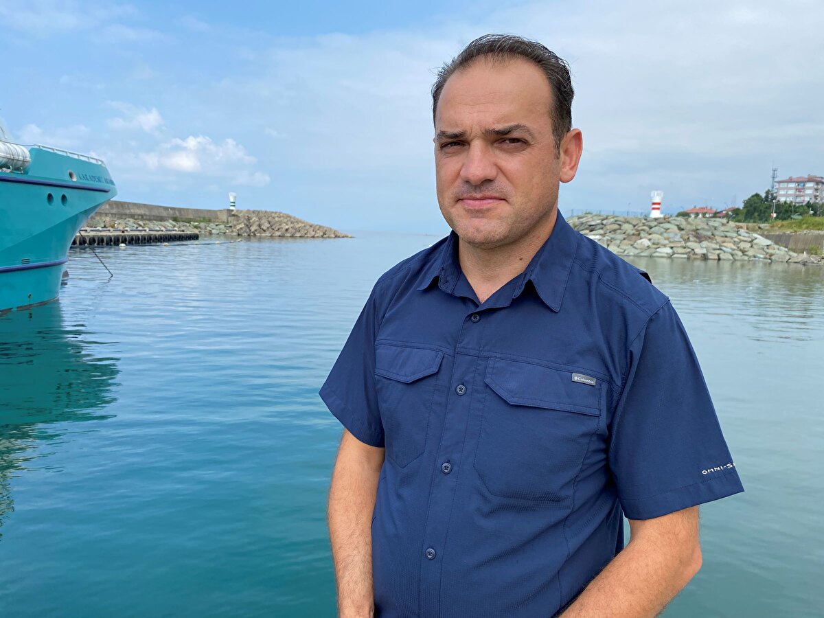 RTEÜ Su Ürünleri Fakültesi Deniz Biyolojisi Anabilim Dalı Öğretim Üyesi Prof. Dr. Ertuğrul Ağırbaş, Karadeniz’de son 53 yılın en yüksek sıcaklık değerinin ölçümlendiğini kaydederek, şunları söyledi:<br><br>“Halihazırda yürüttüğümüz projeler kapsamında deniz suyu yüzey sıcaklığını ve diğer parametreleri yakından takip etmekteyiz. 2023 temmuz ayı kayıtlara geçen en sıcak ay oldu. Bu durumu gerek atmosferik hava sıcaklıklarında gerekse deniz suyu sıcaklıklarında kayda geçti. 2016 yılında kayıtlara geçen rekor sıcaklıkları geçerek kayıtlara geçen bir yıl oldu. Ortalamalara baktığımız zaman deniz suyu yüzey sıcaklıkları 20,96 santigrat dereceye kadar ulaşarak son 53 yıllık dönemin en yüksek sıcaklıkları olarak kayıtlara geçti. Karadeniz özelinde değerlendirdiğimizde özellikle sıcaklıkların kıyısal kesimde daha da artığını ölçümlerde görmekteyiz. Halihazırda son bir haftalık yapılan ölçümlere baktığımız zaman, Doğu Karadeniz kıyılarında 25 ile 27 santigrat derece arasında sıcakların seyrettiğini yer yer 29 santigrat dereceye kadar çıktığını görmekteyiz. Bu durumda sucul ekosistemler için endişe verecek bir durum.”