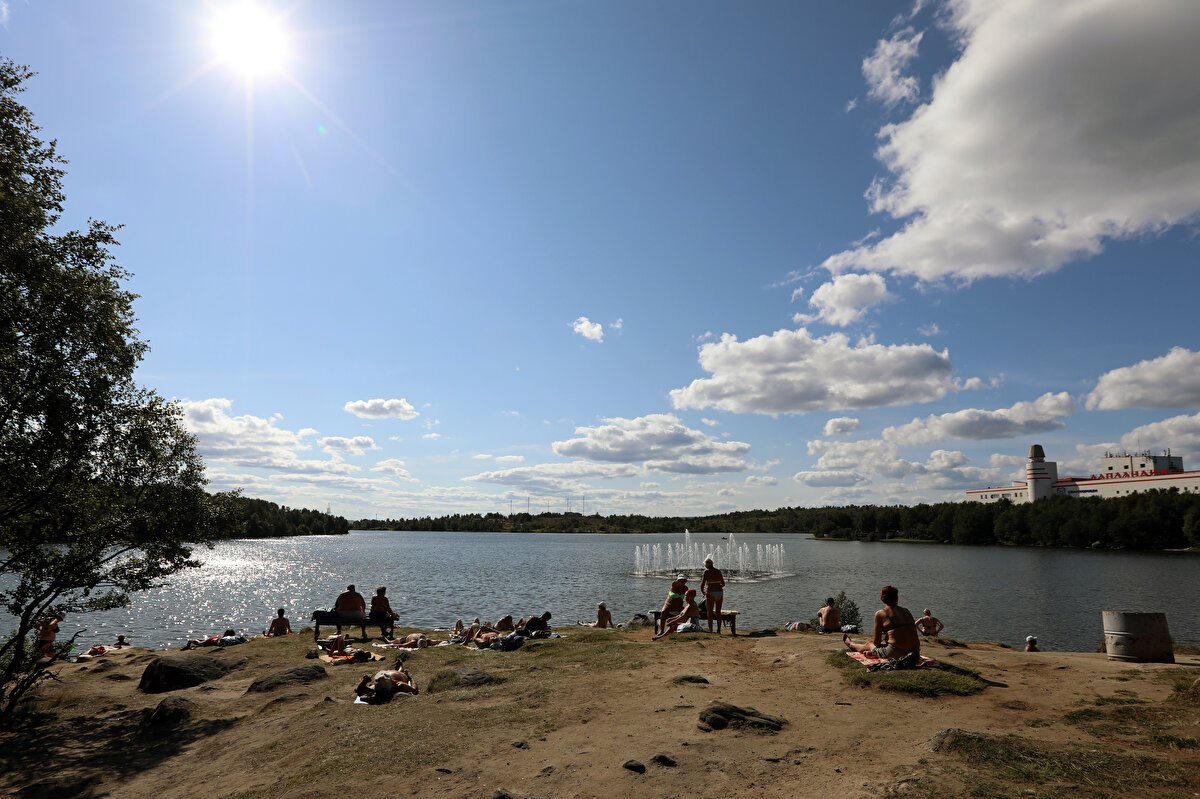 Sonuç olarak, Rusya'nın kuzeyindeki Murmansk şehri, son yılların en yüksek sıcaklıklarını yaşayarak sıcak hava dalgasının etkilerini gözlemliyor.<br><br>