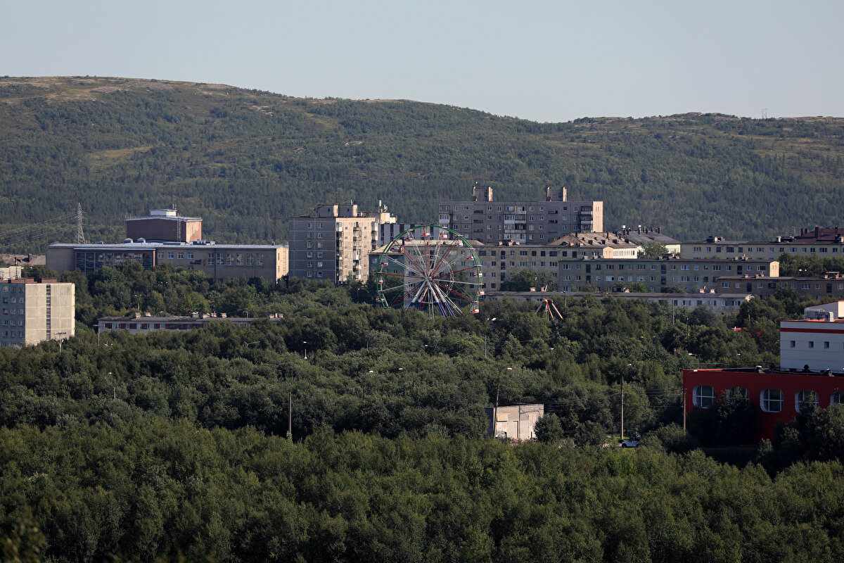Sıcaklıkların yükselmesiyle birlikte, Murmansk sakinleri serinlemek için göl kenarlarına akın etti. Şehir sakinleri, normalde karla kaplı olan manzaraların yerini güneşli günlerde serin sularda yüzme keyfine bırakırken, bu durum da şehirde farklı bir atmosferin oluşmasına neden oldu.<br><br>
