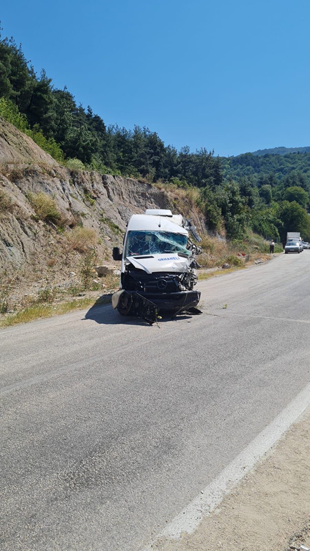 Kazada sürücü Arı ile minibüsteki yolculardan Saime Şahin, A.Ş. (67), O.A. (41), A.S. (53) ve E.M. (18) yaralandı.