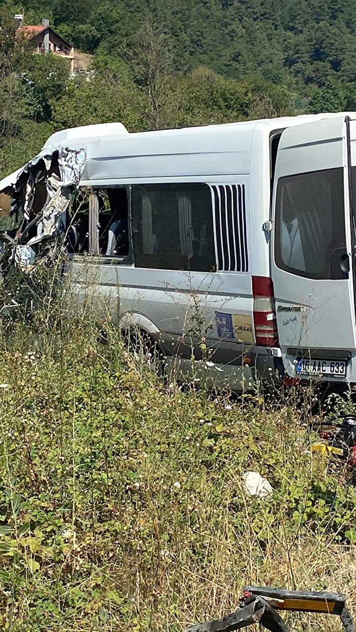 İhbarla olay yerine jandarma, itfaiye ve sağlık ekipleri sevk edildi. Sağlık ekiplerince Bursa Çekirge Devlet Hastanesi'ne kaldırılan yaralılardan Saime Şahin, kurtarılamadı. Kazaya ilişkin soruşturma başlatıldı.