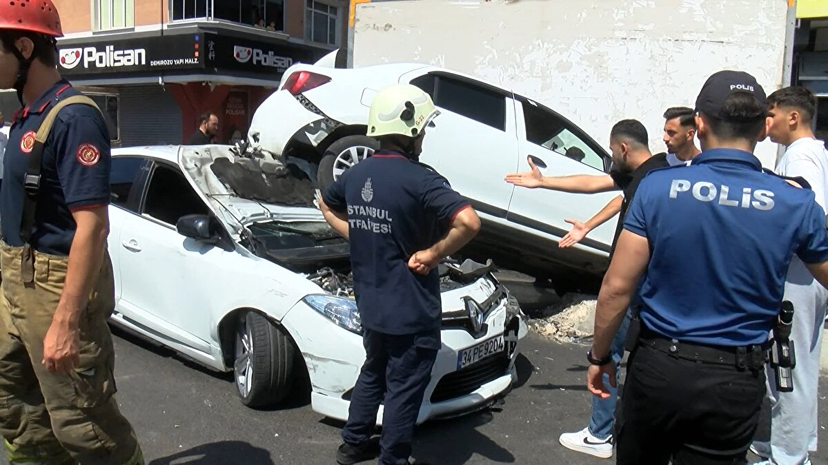 Kazaya karışan araçlar çekici ile olay yerinden kaldırıldı.