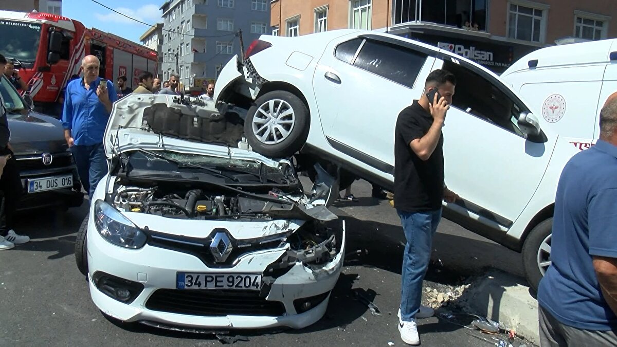 Arka kısmı, diğer otomobilin üzerinde kalan otomobildeki iki kişi sıkıştı. Çevredekilerin yardımıyla yaralı olarak çıkarılan kişiler ambulansla hastaneye götürüldü. Kaza sonrası otomobil sürücüleri arasında tartışma yaşandı.