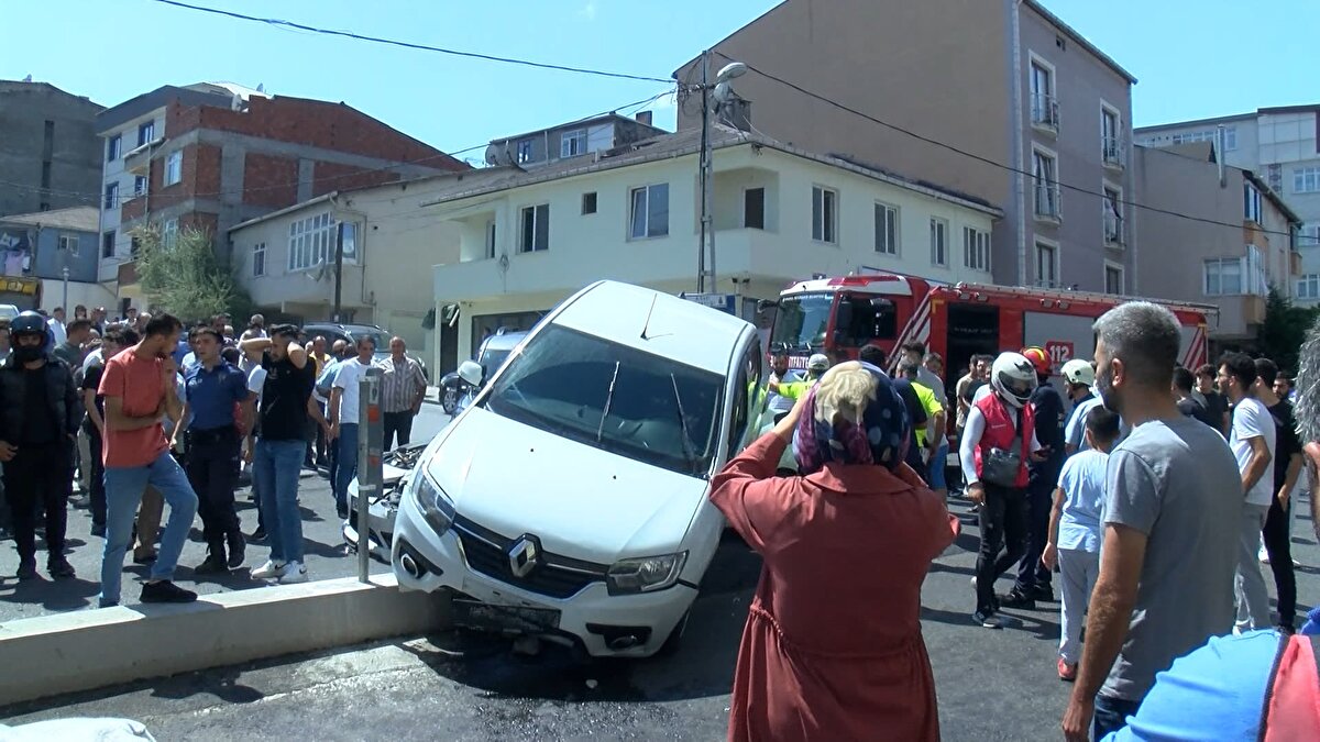 Çevrede bulunan vatandaşların ihbarı üzerine olay yerine itfaiye, sağlık ve polis ekipleri sevk edildi.