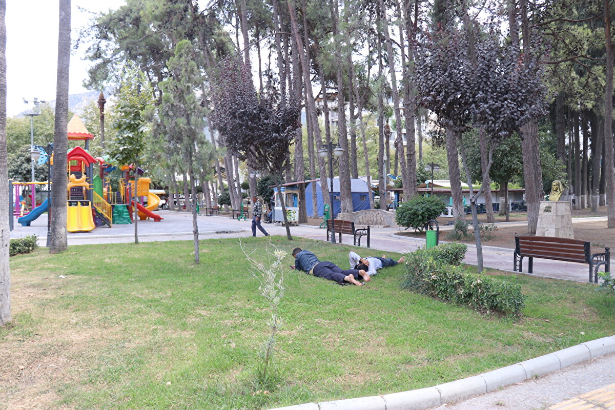 Bölge genelindeki sıcak hava, Osmaniye'de de etkili oldu. Hava sıcaklığının 44 derece ölçüldüğü kentte, vatandaşların sıkça tercih ettiği bulvar ve sokaklar boş kaldı. Güneşin etkisiyle, Adnan Menderes Caddesi'ndeki termometre 52 dereceyi gösterdi.<br><br>