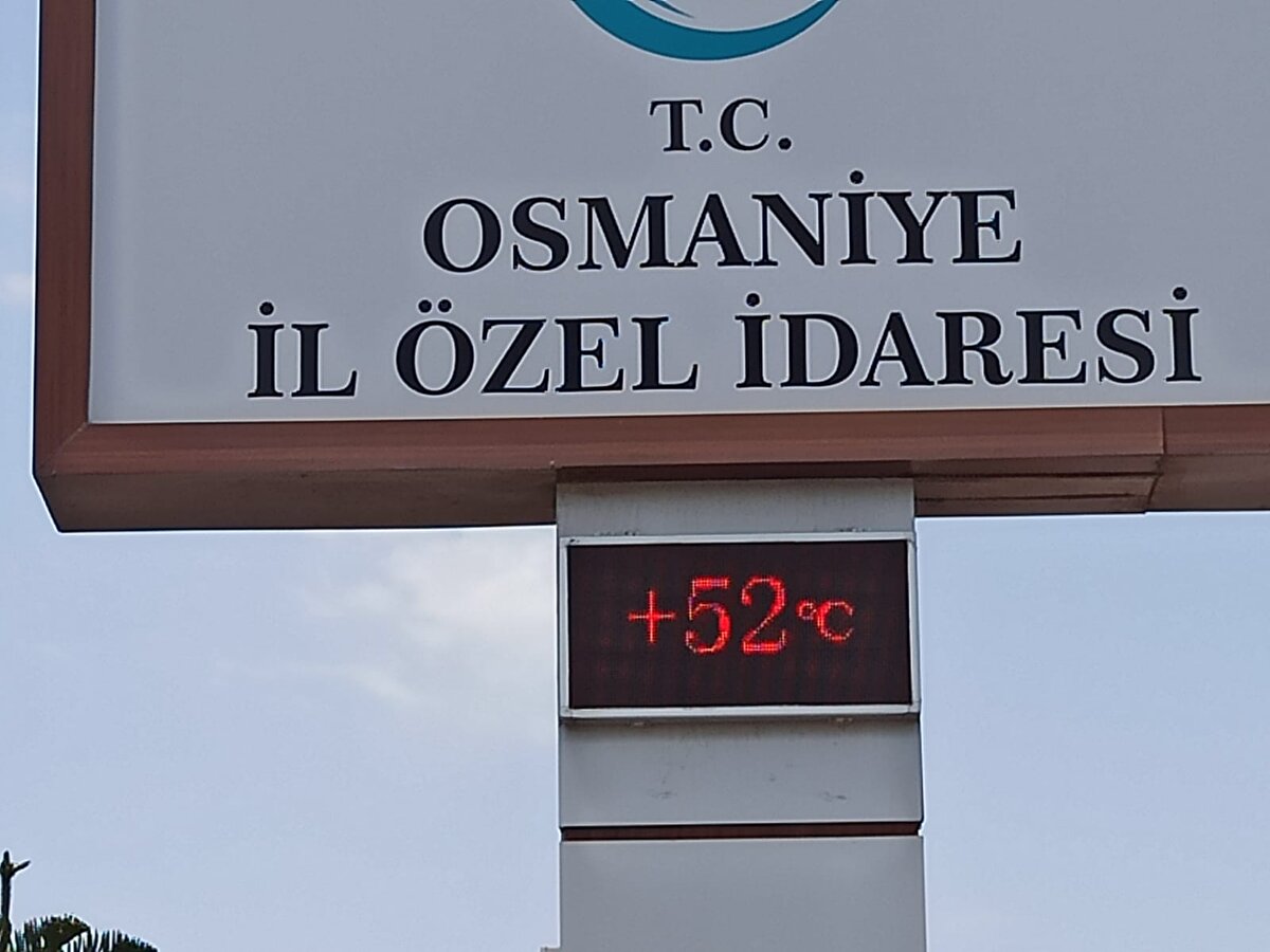 Mersin'de de 40 derece ölçülen hava sıcaklığı ve yüzde 50'yi geçen nem oranı, hayatı olumsuz etkiledi. Kent merkezinde, bunaltıcı hava nedeniyle sahil ve meydanlarda sakinlik gözlendi. Kıyı şeridinde yürüyüş yapanlar, ağaçların altında dinlenmeye çalıştı.<br><br>
