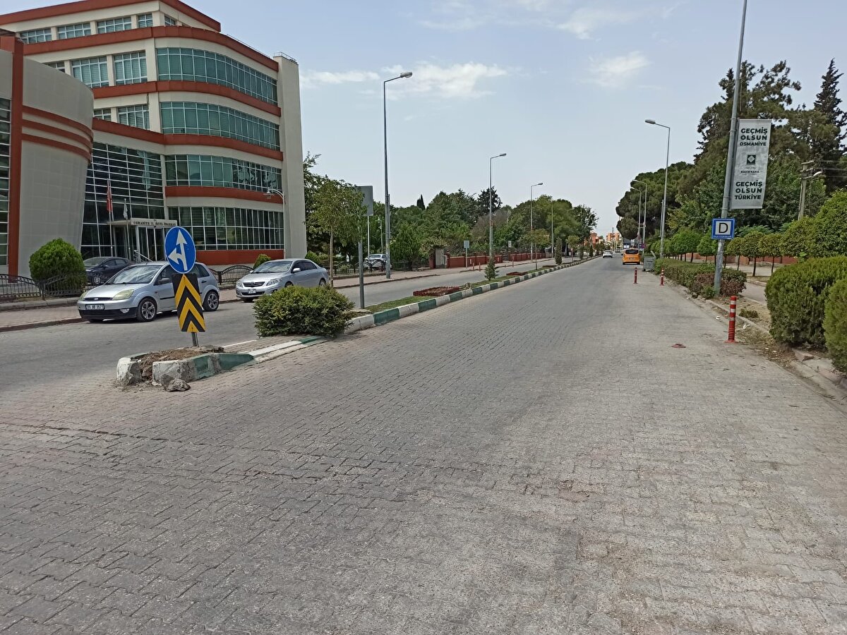 6 Şubat'taki depremlerden en çok etkilenen illerden Hatay'da, hava sıcaklığı 43 dereceyi aştı. Vatandaşlar, güneşten korunmak için gölgelik alanları ve ağaçların altını tercih etti.<br><br>