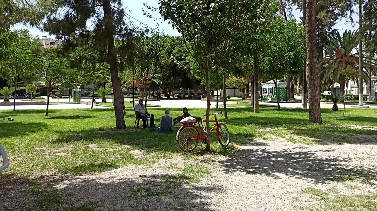 Adana, Mersin, Hatay ve Osmaniye'de yüksek hava sıcaklığı hayatı olumsuz etkiledi. Osmaniye kent meydanında termometreler 52 dereceyi gösterdi.<br><br>