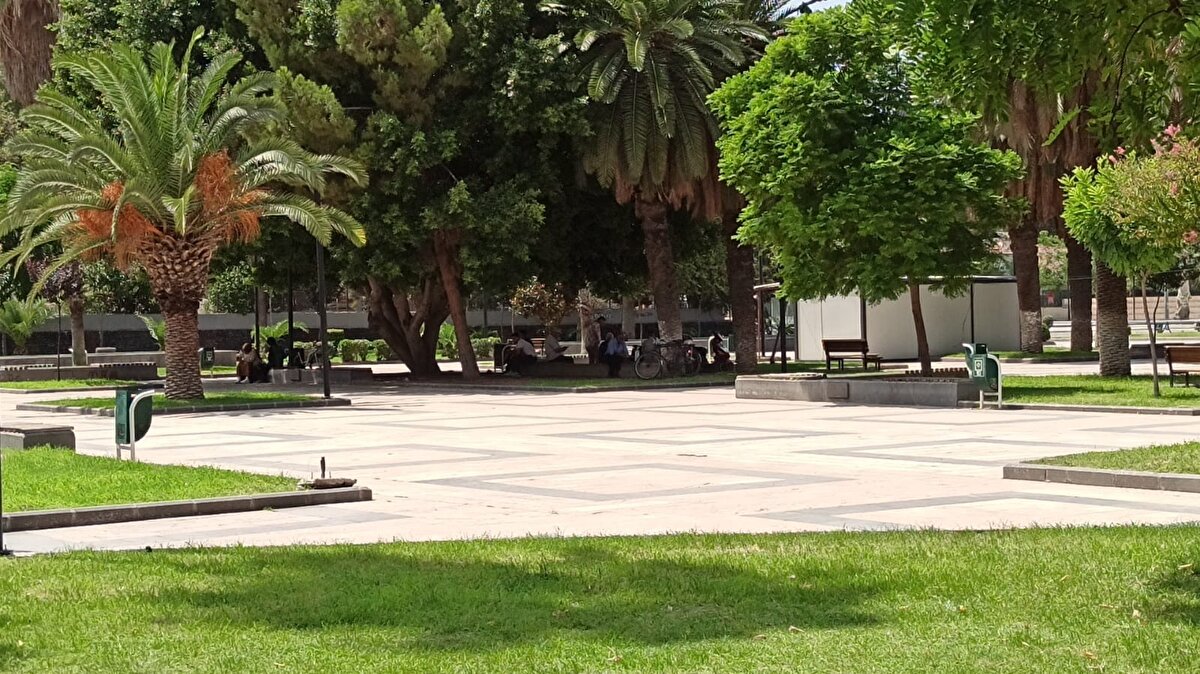 Hava sıcaklığının 44,4 dereceye ulaştığı Adana'da, sıklıkla kullanılan cadde ve bulvarlarda sakinlik oluştu. Dışarıya çıkanlar, sıcaktan korunmak için park ve mesire alanlarındaki gölgelikleri tercih etti. Bazı kişiler şapka takıp, şemsiye taşıyarak güneşin etkisini azaltmaya çalıştı.<br><br>