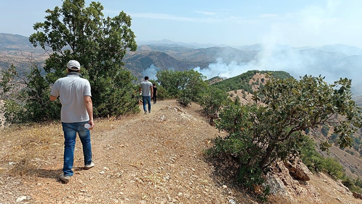 Karadan ve havadan yürütülen söndürme çalışmalarına bazı sivil toplum kuruluşları ile vatandaşlar da destek veriyor.<br><br>Rüzgarın etkisiyle büyüyen yangını kontrol altına alma çalışmaları sürüyor.