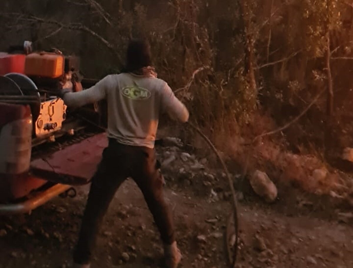 Yangında dumandan etkilenen 2 kişi itfaiye personelince sağlık ekiplerine teslim edildi.<br><br>Ormanlık alana ve yerleşim yerlerine yakın bölgede etkili olan yangın ekiplerin müdahalesiyle kontrol altına alındı.<br><br>Bölgede soğutma çalışmaları sürüyor.