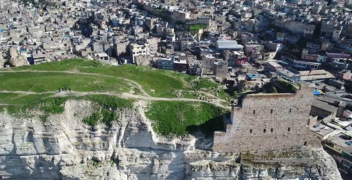 Söz konusu talep ise 2 ilçede halkı ikiye böldü. Birecik Kuyumcular Derneği Başkanı Orhan Dirier, "Şanlıurfa'nın gerçekten Birecik ve Halfeti'ye yönelik bir katkısı yoktur. İlçelerimiz Gaziantep'e bağlansın. Hiç değilse hizmet alalım. Birecik Kuyumcular Derneği Başkanı olarak Birecik ve Halfeti'nin bir an önce Gaziantep'e bağlanmasını istiyorum." dedi.<br><br>