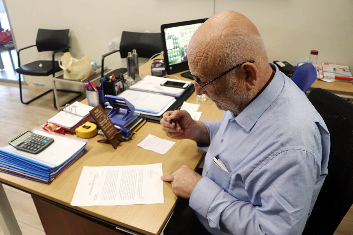 Konuya ilişkin referandum talebinde de bulunan Bilgin, "Halfeti ve Birecik ilçesindeki vatandaşlarımızın, Gaziantep'e bağlanma istediğini kaleme aldım. Vatandaşlarımız, bütün ilişkilerinin Gaziantep ile olduğunu söylüyor. 'Şanlıurfa'ya gidip gelmiyoruz, bilmiyoruz. Şanlıurfa ile bir ilişkimiz ve bağımız yok' diyorlar. İçişleri Bakanlığı'na yazdığım dilekçede Halfeti ve Birecik ilçesinin Gaziantep'e bağlanmak istediğini yazdım. Vatandaşların referandum yapılmasını istediğini belirttim. Ben de bunun üzerine referandum yapılmasını talep ettim. Daha önce de ilçedeki hastalarımızın, Gaziantep'e nakledilmesi için Sağlık Bakanlığı'na dilekçe yazmıştım. Bu hastalar, 90 kilometrelik mesafeyi giderken ölüyor." dedi.<br><br>