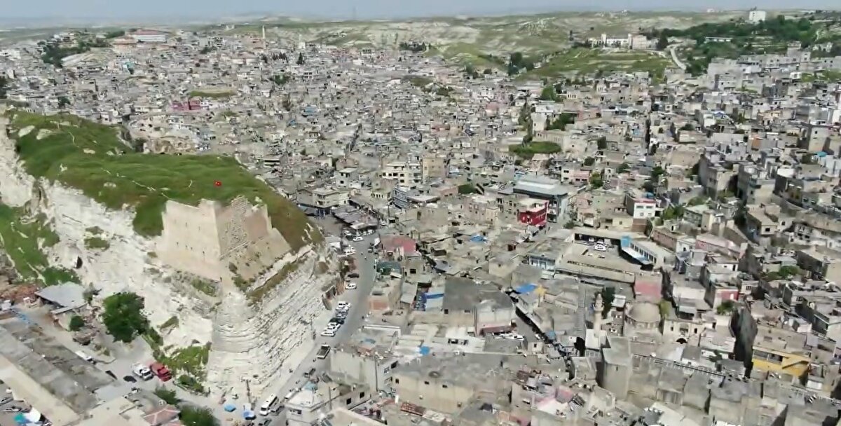 Hem aradaki mesafeye hem ticari ilişkilere dikkati çeken Bilgin, "Gaziantep ile ilçemiz arası 55 kilometre, ancak Şanlıurfa ile mesafemiz 90 kilometre. Gaziantep bize daha yakın. Hepimiz Türkiye'de yaşıyoruz ve Türk milletiyiz. Hastaneler, şehirlere ait olmamalıdır diye belirttim. Ne kadar bunu dile getirsek de bir cevap bile alamadık. Ticari ilişkiler başta olmak üzere tüm ilişkilerimiz Gaziantep ile. İğneden ipliğe kadar Gaziantep ile iç içeyiz. Eğer bu konuda referandum yapılırsa; yüzde 80-90 Gaziantep'e bağlanması yönünde oy çıkacağını düşünüyorum. Bundan dolayı Halfeti ve Birecik'in, Gaziantep'e bağlanmasını istiyoruz. Gaziantep, bize daha iyi bakar. Hem çok yakınız hem ilişkilerimiz çok güçlü." diye konuştu.<br><br>