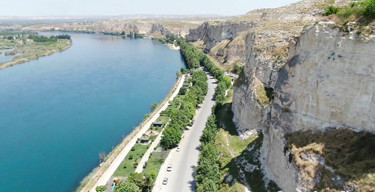 Kerim Aloğlu ise "Şanlıurfa'nın örf ve adetleri bize uymuyor. Kültür ve mesafe olarak Gaziantep hem Halfeti hem Birecik'e daha yakın. Bunun için Gaziantep'i tercih ediyoruz." dedi.<br><br>