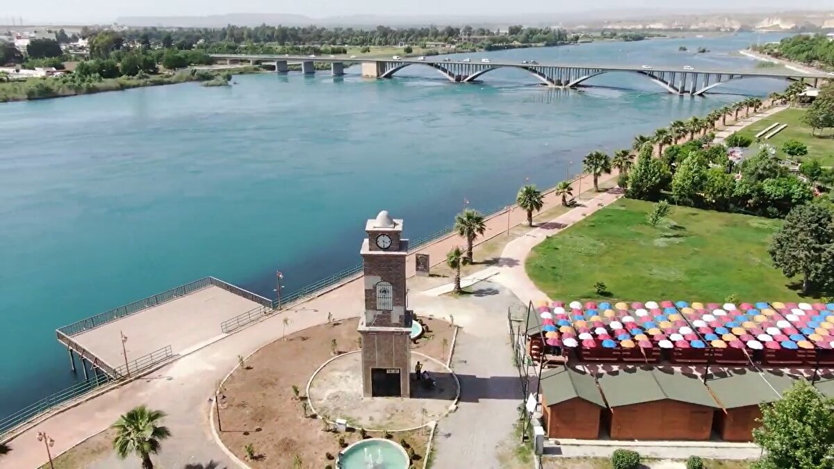 2 ilçenin Gaziantep'e bağlanmasını istemeyen Kadir Gülbaba da şunları söyledi:<br><br>"Fırat'ın incisi bu 2 ilçenin Gaziantep'e bağlanmasını doğru bulmuyorum. Her zaman Şanlıurfalıyız ve böyle kalmasını istiyoruz."