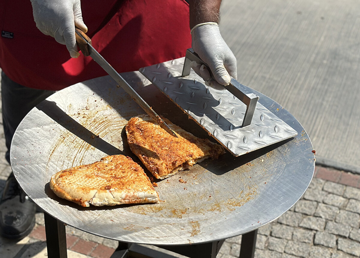 Mehmet Karaca ise kentin tarihe geçecek sıcaklar yaşadığını vurgulayarak, “Nasıl bir şehirde yaşadığımızı insanlara göstermek için hava sıcaklığı ile tost pişirdik." dedi.<br><br>