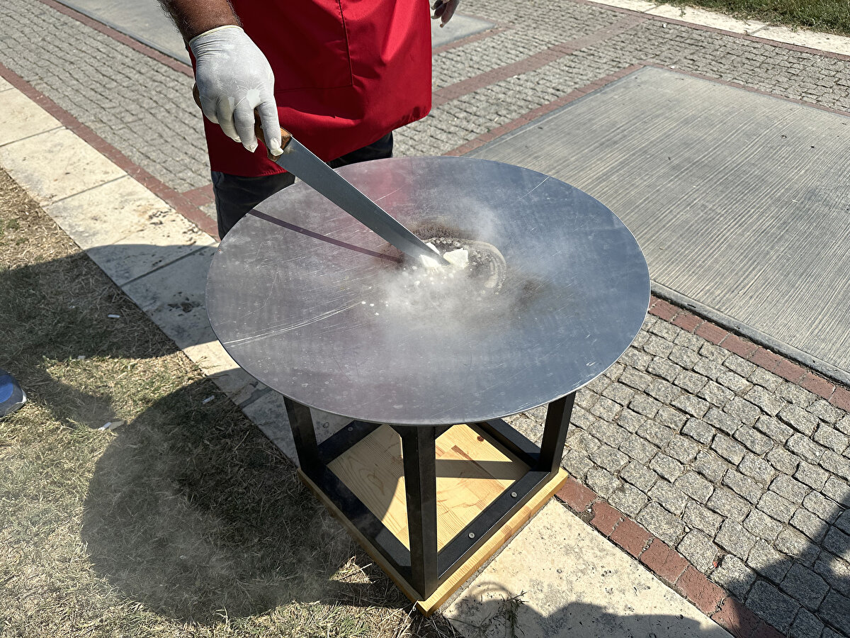 Karaca ve Kurt, güneşin altında 2 saat bekletilen sacda pişen ürünleri ekmekle buluşturup ütüyle presledi.<br><br>