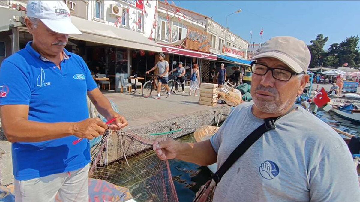 Bölgede balıkçılık yapan Kaya Çakmak, "45 yıldır bu bölgede balıkçılık yapıyorum. Denizanalarının ilk kez bu kadar çok olduğunu görüyorum. Ağlarımıza denizanası dolduğu için balık tutmamıza da engel oluyor" dedi.