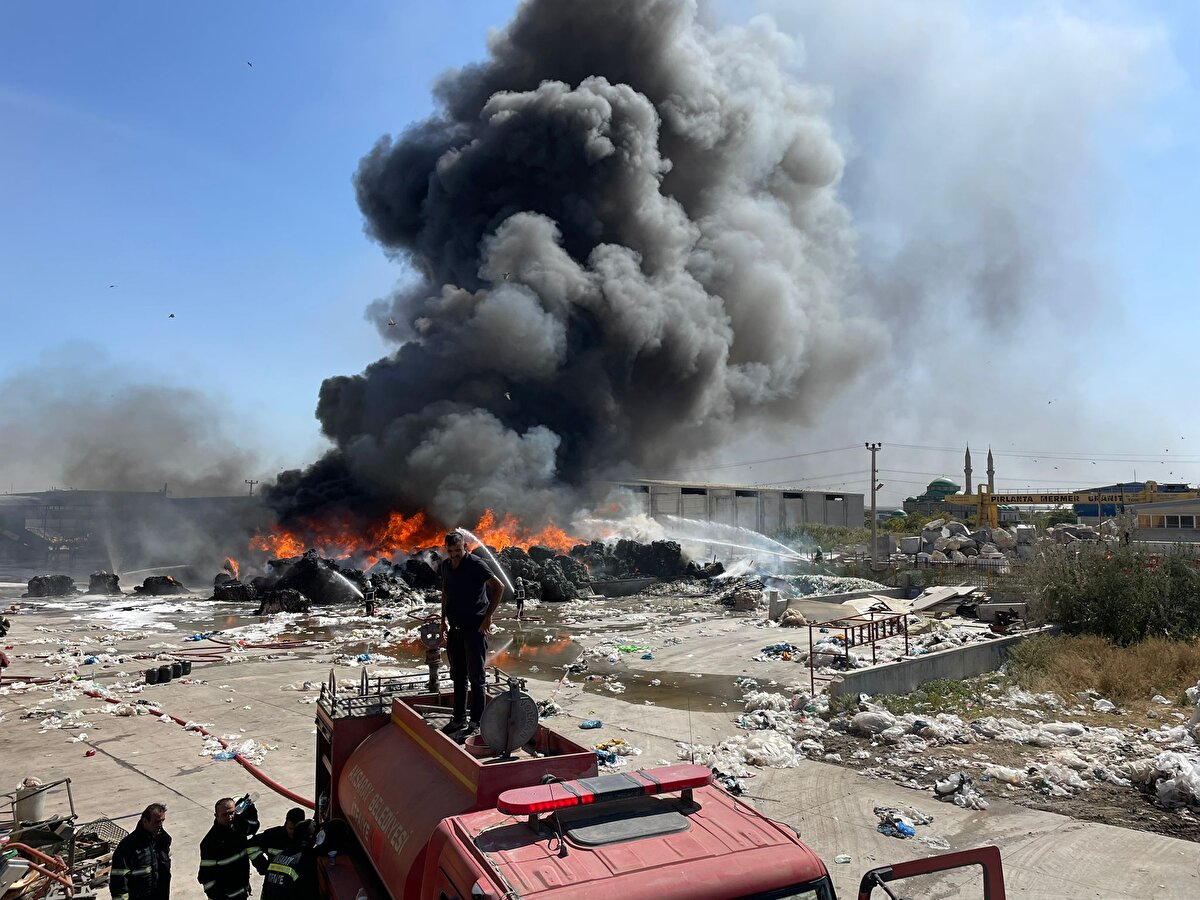 Aksaray Organize Sanayi Bölgesi'nde (OSB) bulunan bir geri dönüşüm fabrikasında yangın çıktı.