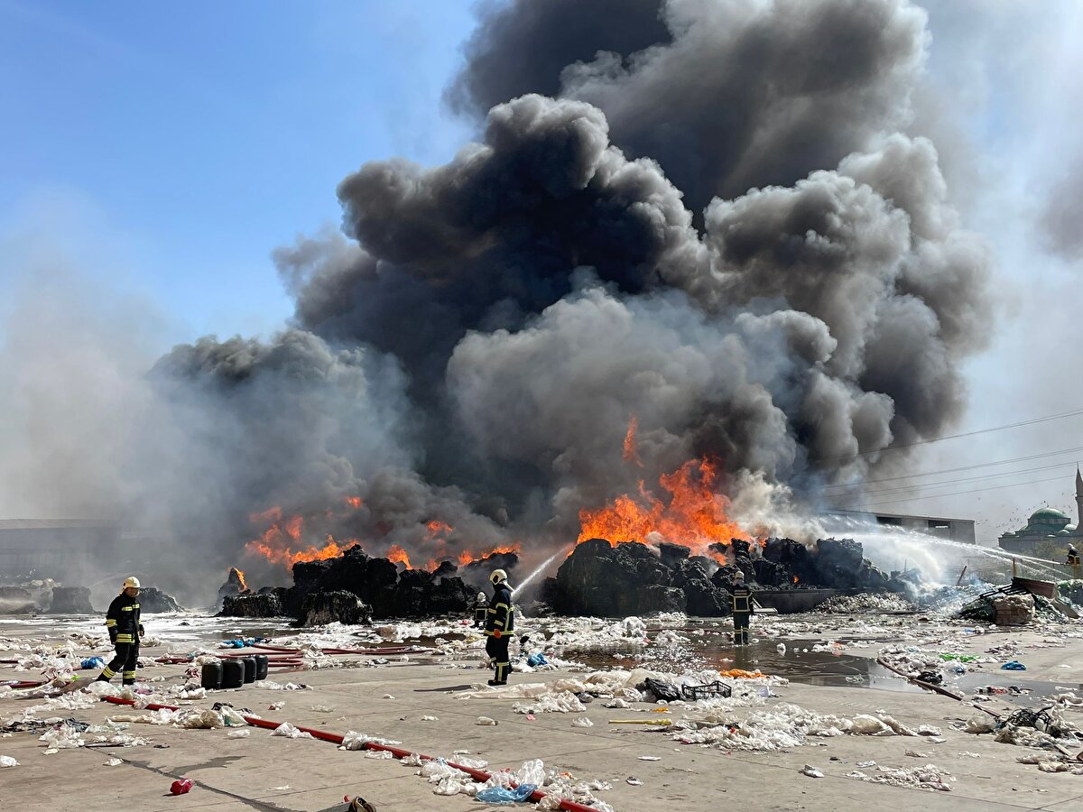 İhbar üzerine bölgeye yönlendirilen itfaiye ekipleri, yangına müdahale ediyor.