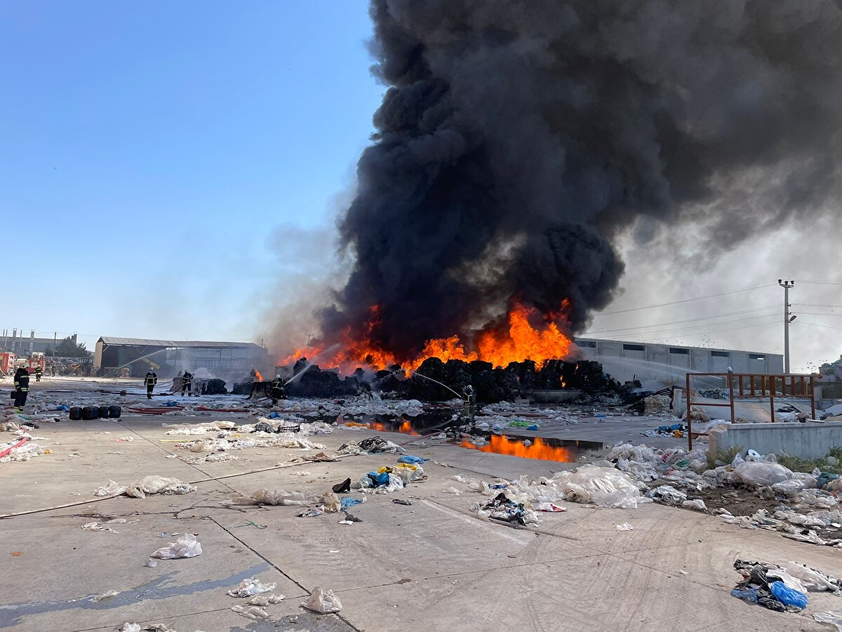 Geri dönüşüm fabrikasında, dönüşüm malzemelerinin bulunduğu depolama alanında çıkan yangını gören fabrika işçileri durumu yetkililere bildirdi.