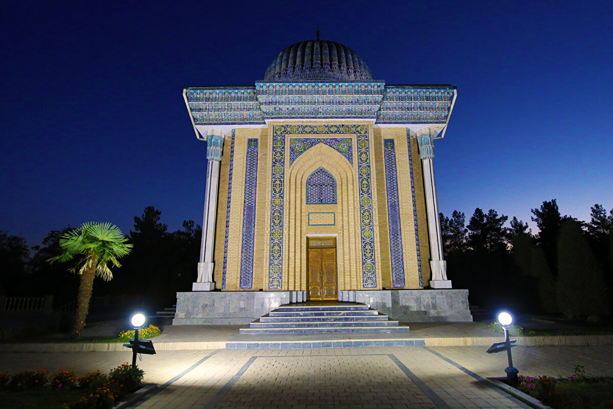 Semerkand, farklı dönemlerde Persler, Yunanlar, Çinliler, Araplar, Moğollar ve Türklerin yönetimi altına girdi. Timur İmparatorluğu'nun kurucusu Emir Timur, Semerkand'ı ele geçirdiği dönemde bu şehri başkent ilan etmiştir.​