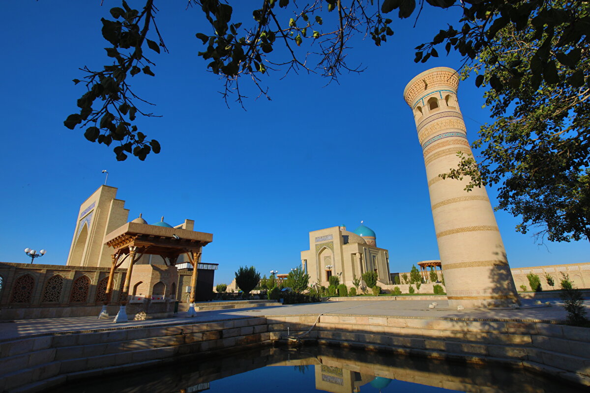 <br>Tarihî şehri ziyaret eden turistler, bir yandan lezzetli yemekleri tadına bakıyor bir yandan da hediye olarak da semaver ve ipek halı alıyor.