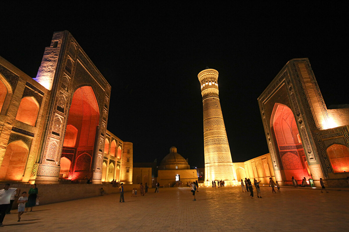 Tarihî miras ve manevi ikliminin yanı sıra İmam Buhari ve İmam Maturidi gibi​ önemli şahsiyetlerin yetiştiği topraklara ev sahipliği yapan Semerkand toprakları, dünyanın en büyük alimlerinin çalışmalarına tanıklık etmiştir.​​​​<br><br>