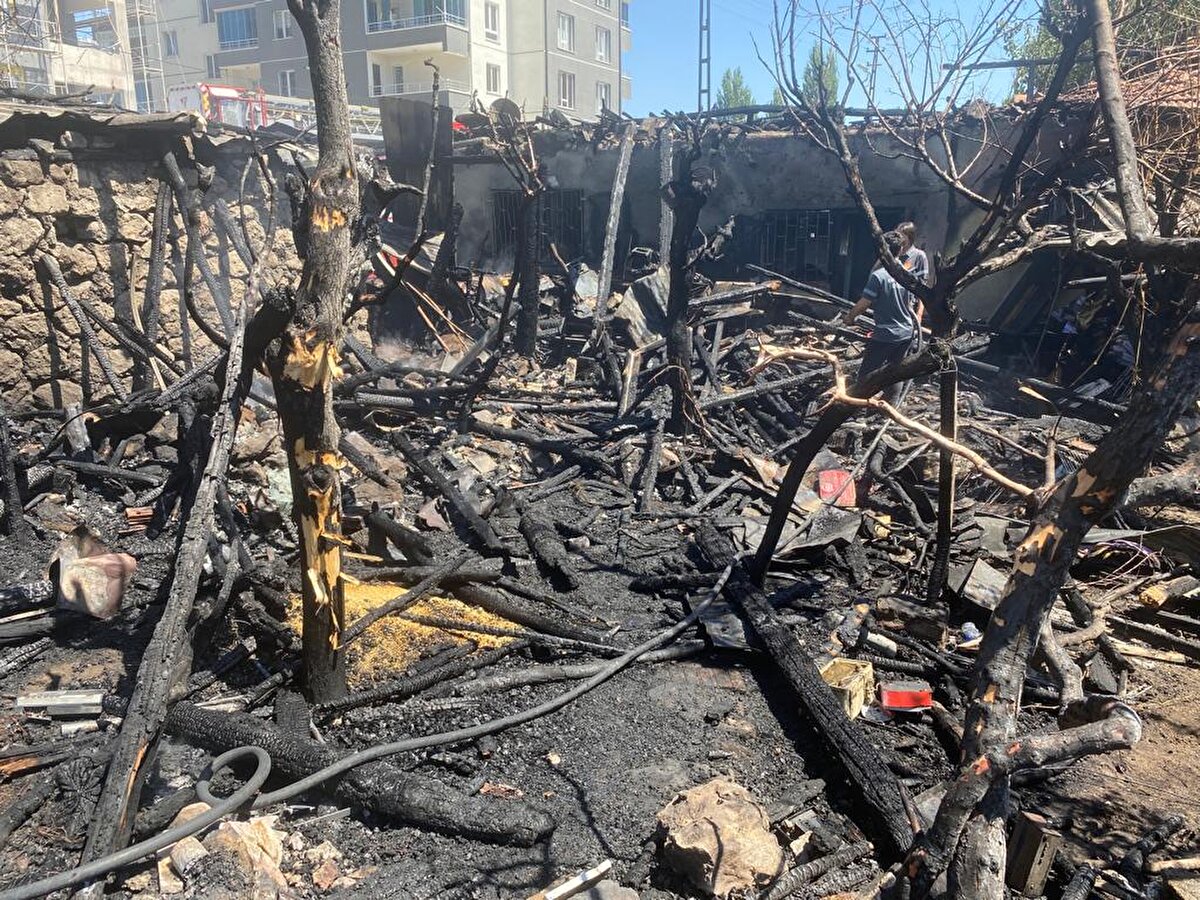 Kısa sürede büyüyen alevler, arazinin yanındaki müstakil ev ile bahçesine sıçradı. Çevredekilerin ihbarıyla bölgeye itfaiye ve polis ekipleri sevk edildi. Yangın, ekiplerin 2 saatlik çalışması ile söndürüldü. Yangında ev kullanılamaz hale gelirken, soruşturma başlatıldı.