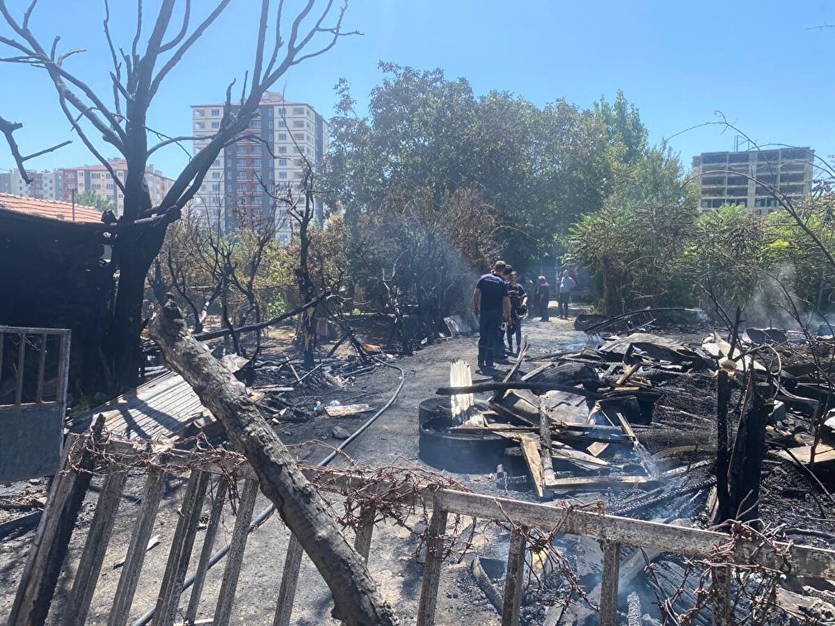 Kocasinan ilçesi Mithatpaşa Mahallesi Güneşli Sokak'taki boş arazide, saat 12.00 sıralarında çocuklar tarafından atılan torpil nedeniyle yangın çıktı.