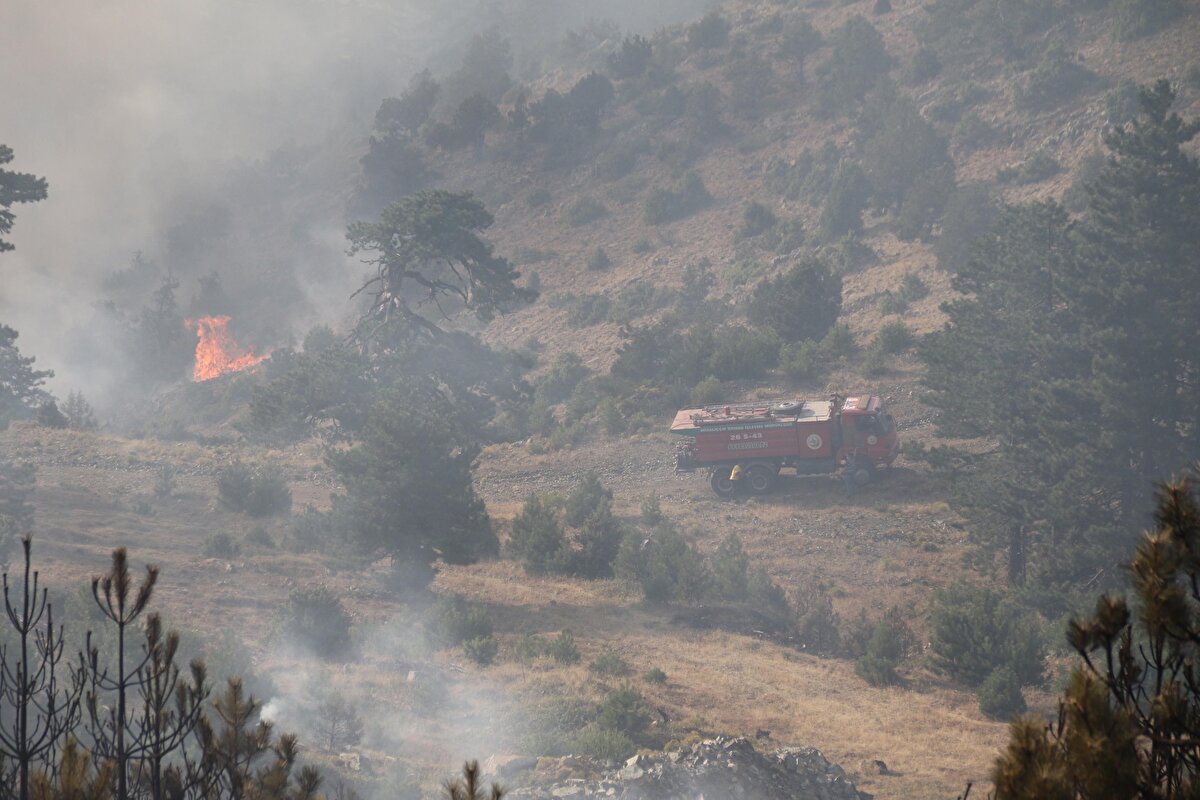 Yayılımı kısmen engellenen yangında havanın kararması ile helikopter ve uçaklarla yapılan müdahaleye ara verildi. Ekipler, yangının kontrol altına alınması için karadan müdahaleye devam ediyor.<br><br>