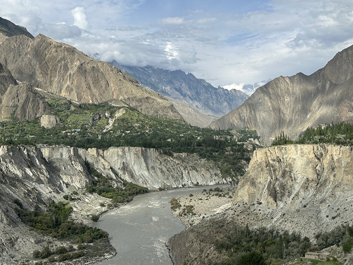 Gilgit-Baltistan bölgesi, dünyada 8 bin metrenin üzerindeki 14 zirvenin 5'ine ev sahipliği yapıyor.