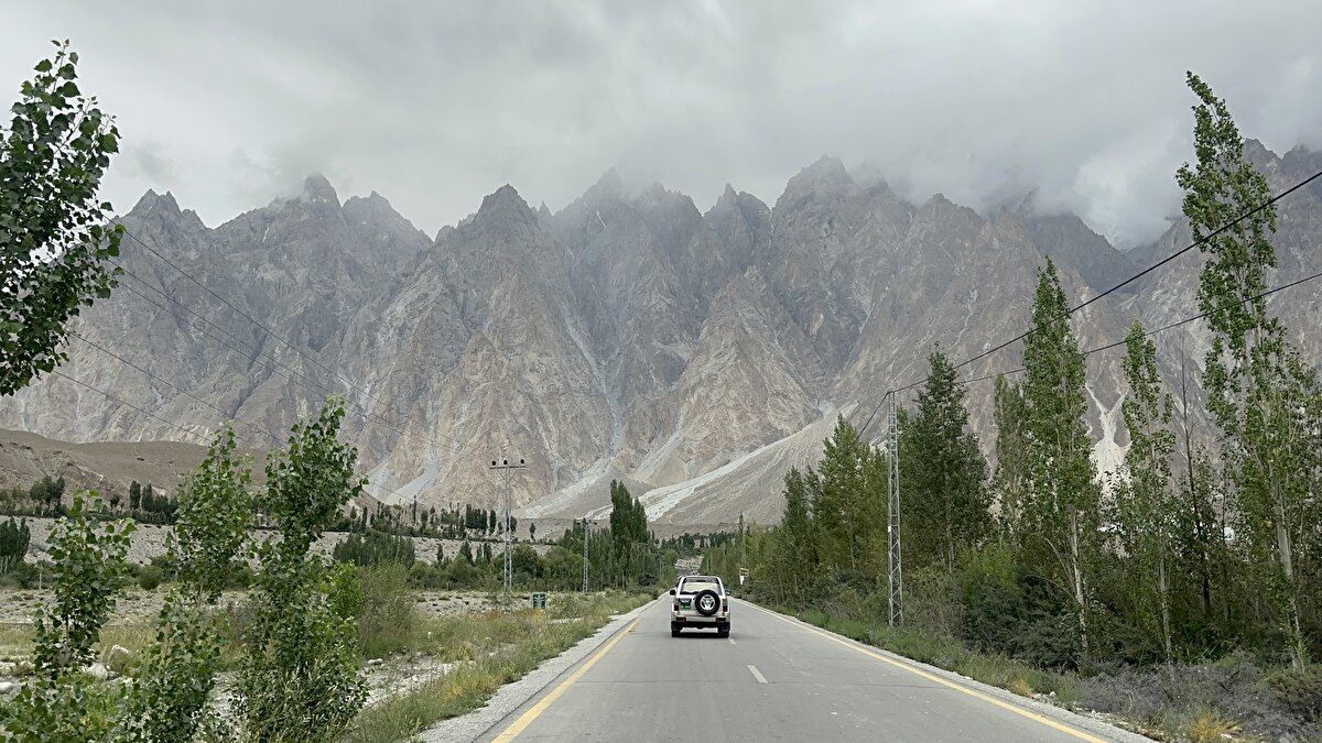 Bölge, ayrıca, "Baltoro, Batura, Biafo ve Chogo" gibi kutup bölgesinin dışında 50-60 kilometreyi aşan genişlikleriyle dünyanın en uzun buzullarından bazılarına ev sahipliği yapıyor.