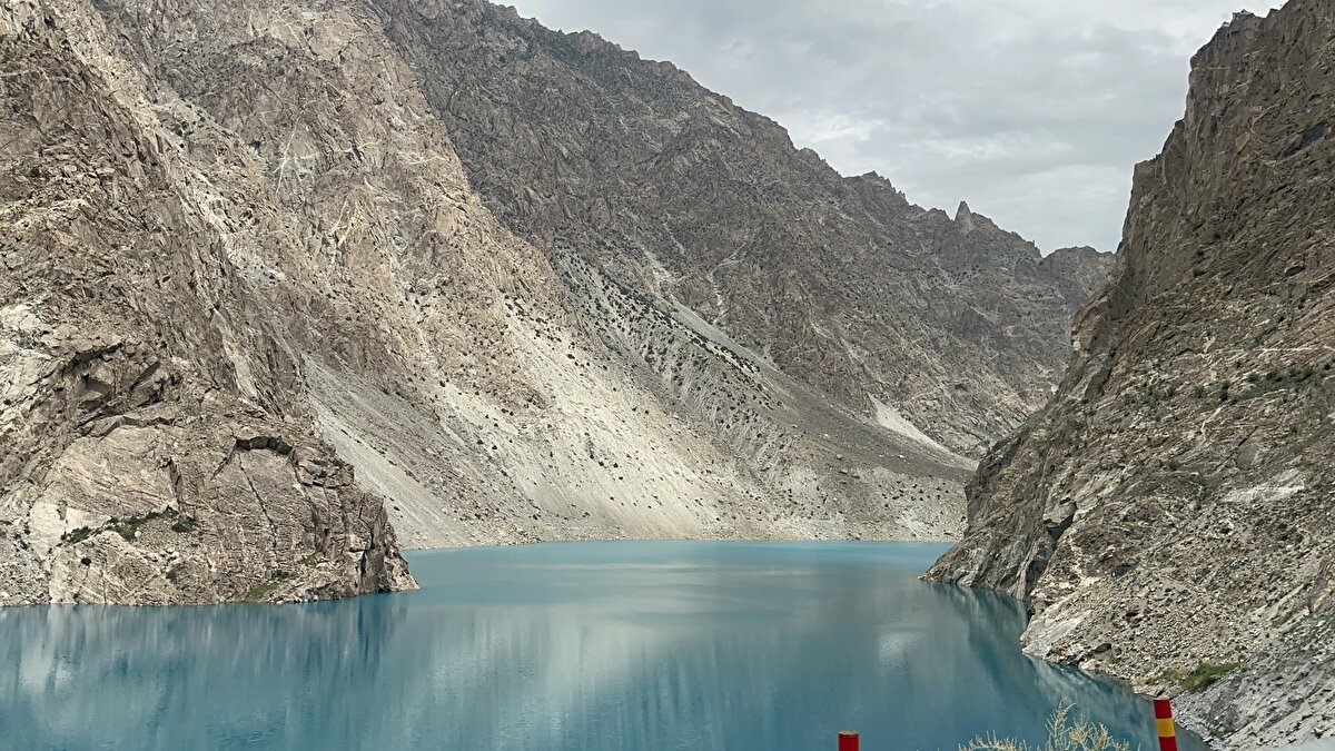 Nüfusu 75 bin civarında olan Skardu, Gilgit-Baltistan'ın en çok turist çeken bölgelerinin başında geliyor. Gilgit-Baltistan'daki iki havalimanından biri Gilgit'te, diğeri ise Skardu'da bulunuyor.