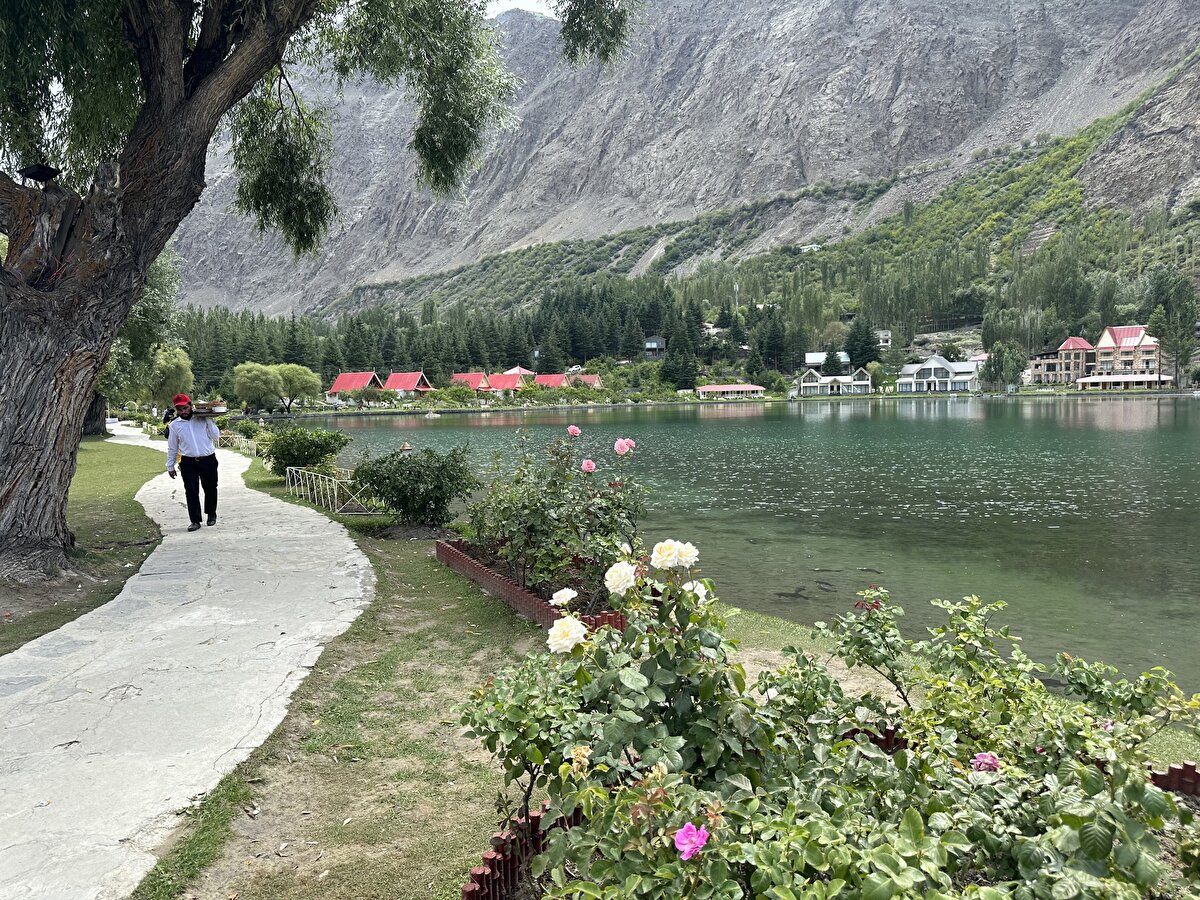 Kendisine özgü bir kültürü olan Gilgit-Baltistan'ın Gizer bölgesine bağlı Işkoman Vadisi'ndeki Immit köyünde 9 farklı dil konuşuluyor.