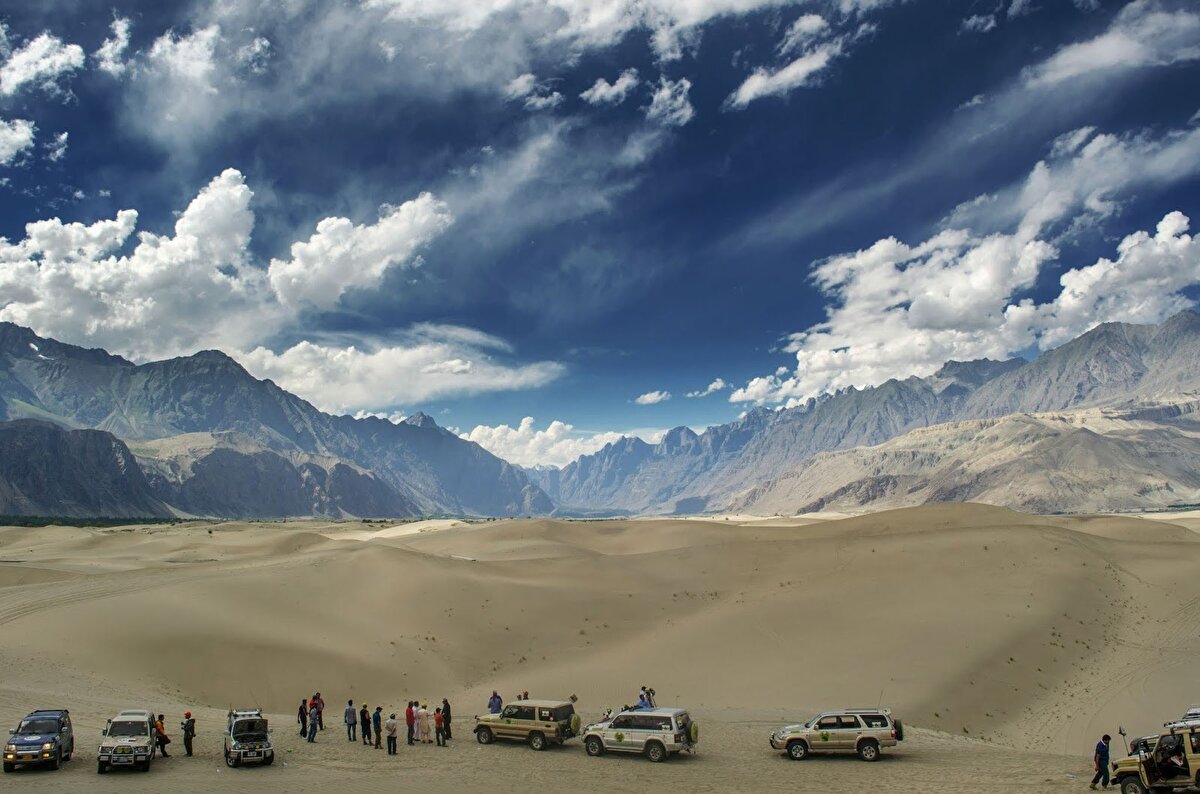 Öte yandan, şehre farklı güzellik katan Katpana ve Sarfaranga soğuk çölleri, "Upper Kachura" ve Satpara Gölü de yine ziyaretçilerin uğrak noktaları arasında yer alıyor.
