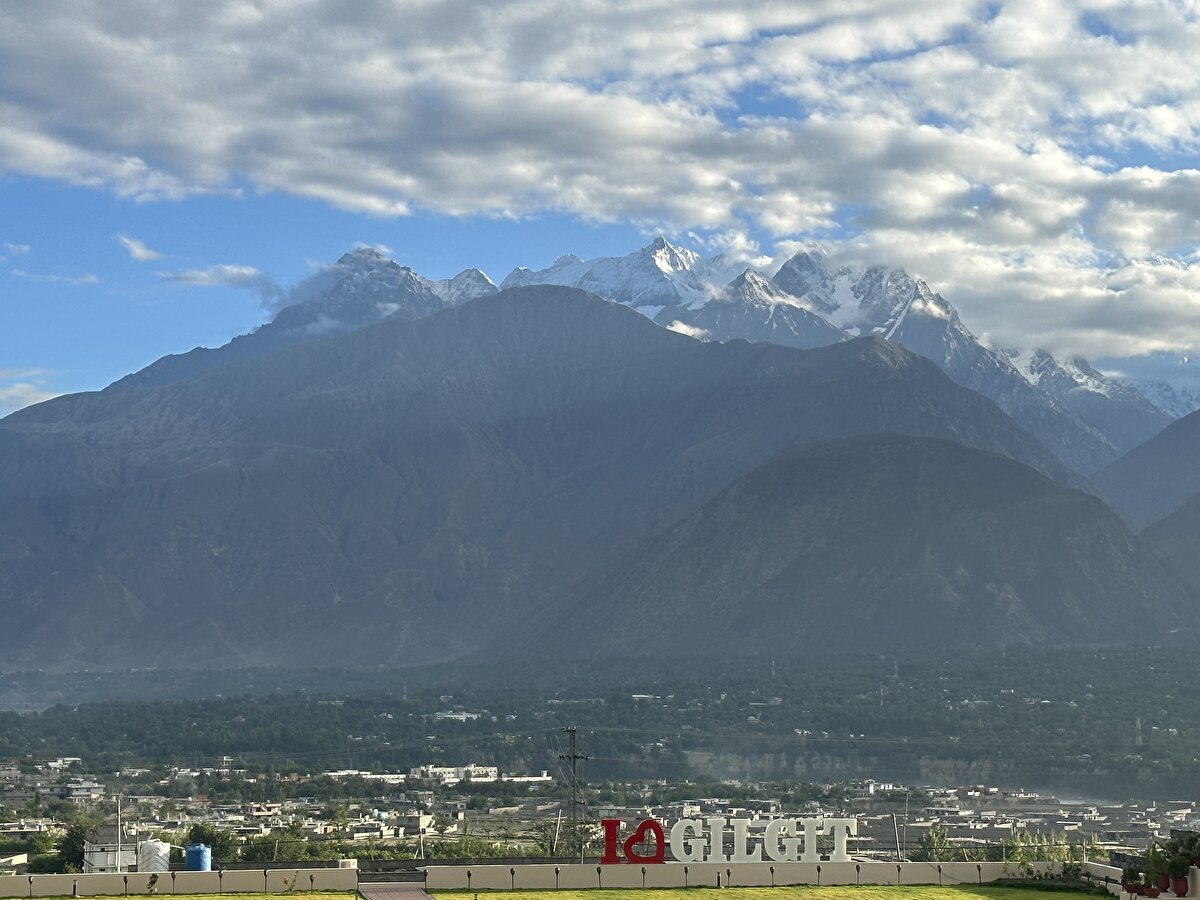 Gilgit-Baltistan'ın diğer havaalanına ev sahipliği yapan Gilgit, geneli itibarıyla bölgenin idare merkezi olarak kullanılıyor ve Budistlerin yoğun ziyaret ettiği şehirlerin başında geliyor.