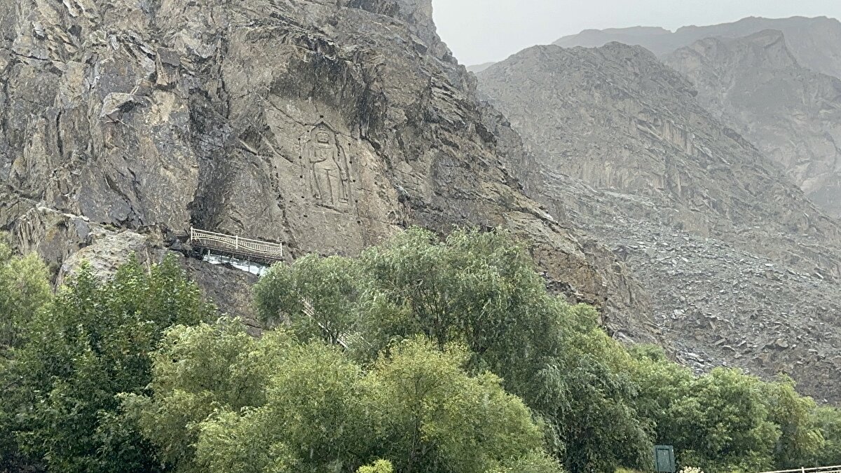 Gilgit şehir merkezine 10 kilometre mesafede bulunan “Kargah Buddha” arkeolojik sit alanında kaya üzerine oyulmuş Buda figürü bulunuyor. Kaya üzerine oyulan yaklaşık 15 metre yükseklikte ayakta duran Buda oymasının 7’nci yüzyıldan kaldığı düşünülüyor.