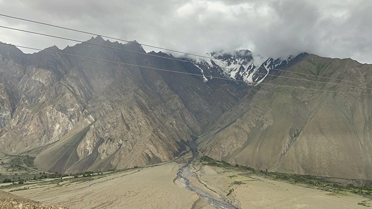 Skardu Havalimanı, 2 bin 230 metre rakımda yer alıyor. Bununla birlikte bölge halkı tarafından dünyanın çatısı olarak nitelendirilen Skardu şehrinin çevresi 4 bin 500 ila 5 bin 800 metre yüksekliğindeki dağlarla çevrili.