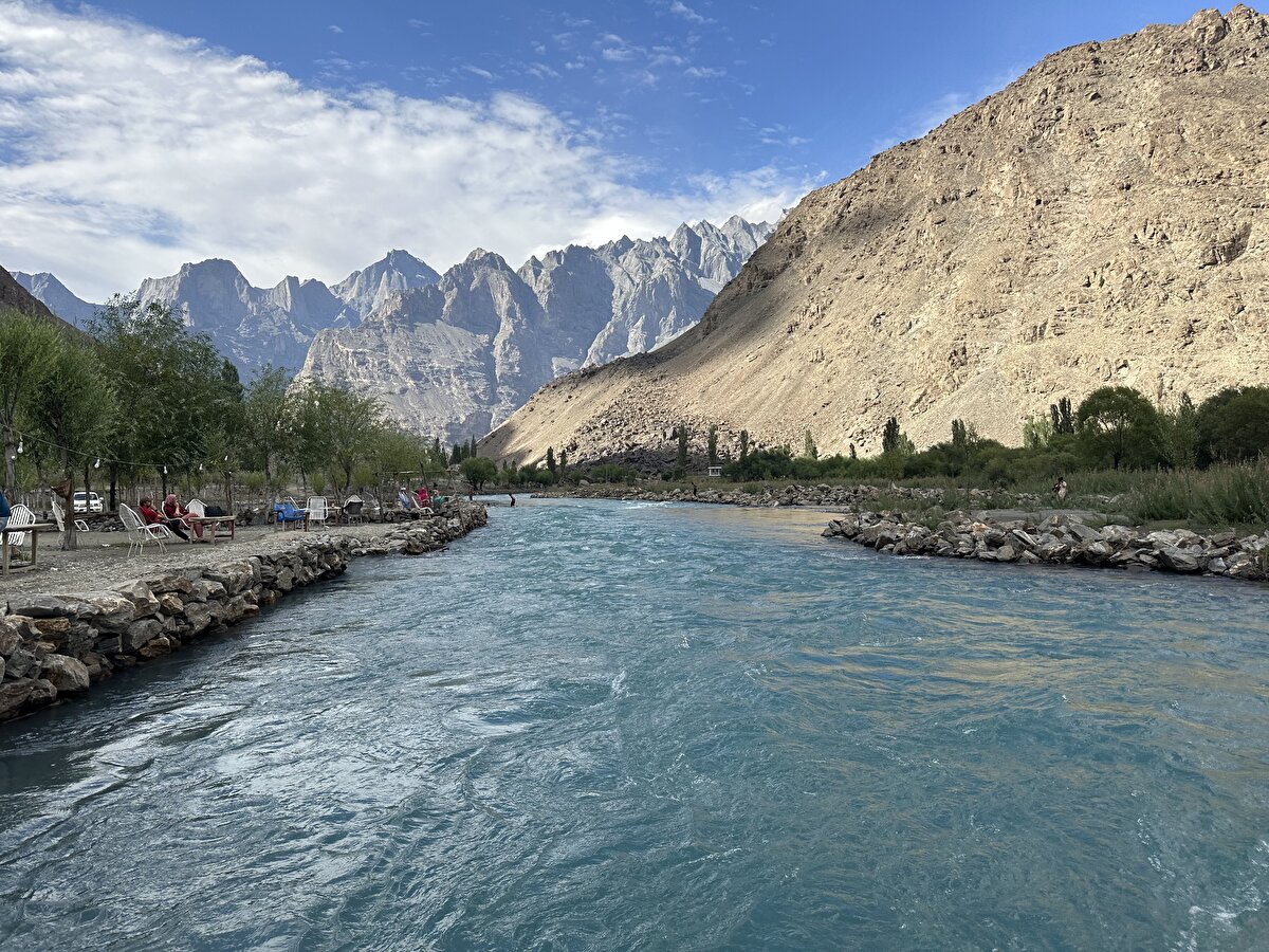 Gilgit-Baltistan, çok sayıda dile ve yerli halka da ev sahipliği yapıyor. Buruşo, Vaki, Şina ve Pamirler, bu yerli halklardan bazıları. Burada en çok konuşulan diller ise Bruşeski, Vahi, Balti, Şina, Kovar, Domaki ve ülkenin resmî dili Urduca.
